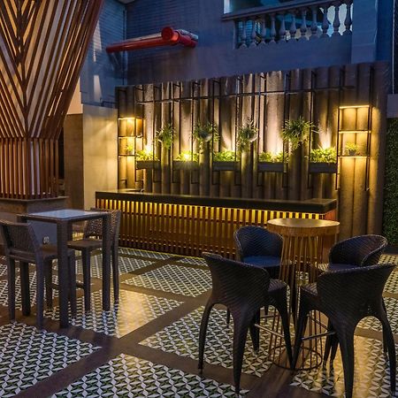 Park Inn By Radisson,South Delhi 新德里 外观 照片 The bar at the hotel