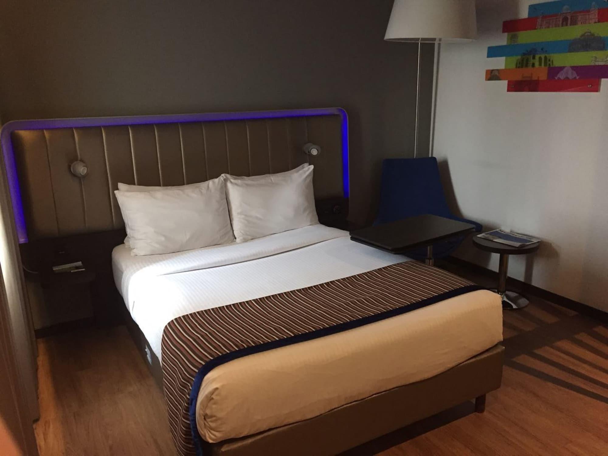 Park Inn By Radisson,South Delhi 新德里 外观 照片 A room at the hotel