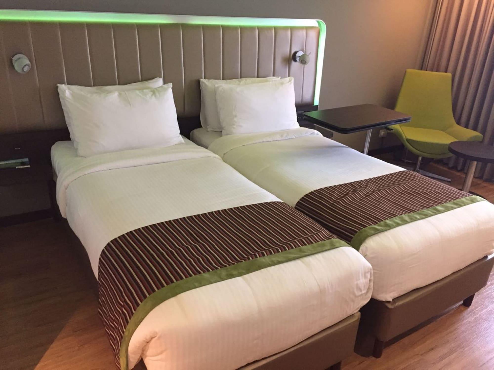 Park Inn By Radisson,South Delhi 新德里 外观 照片 A room at the Holiday Inn Express in London