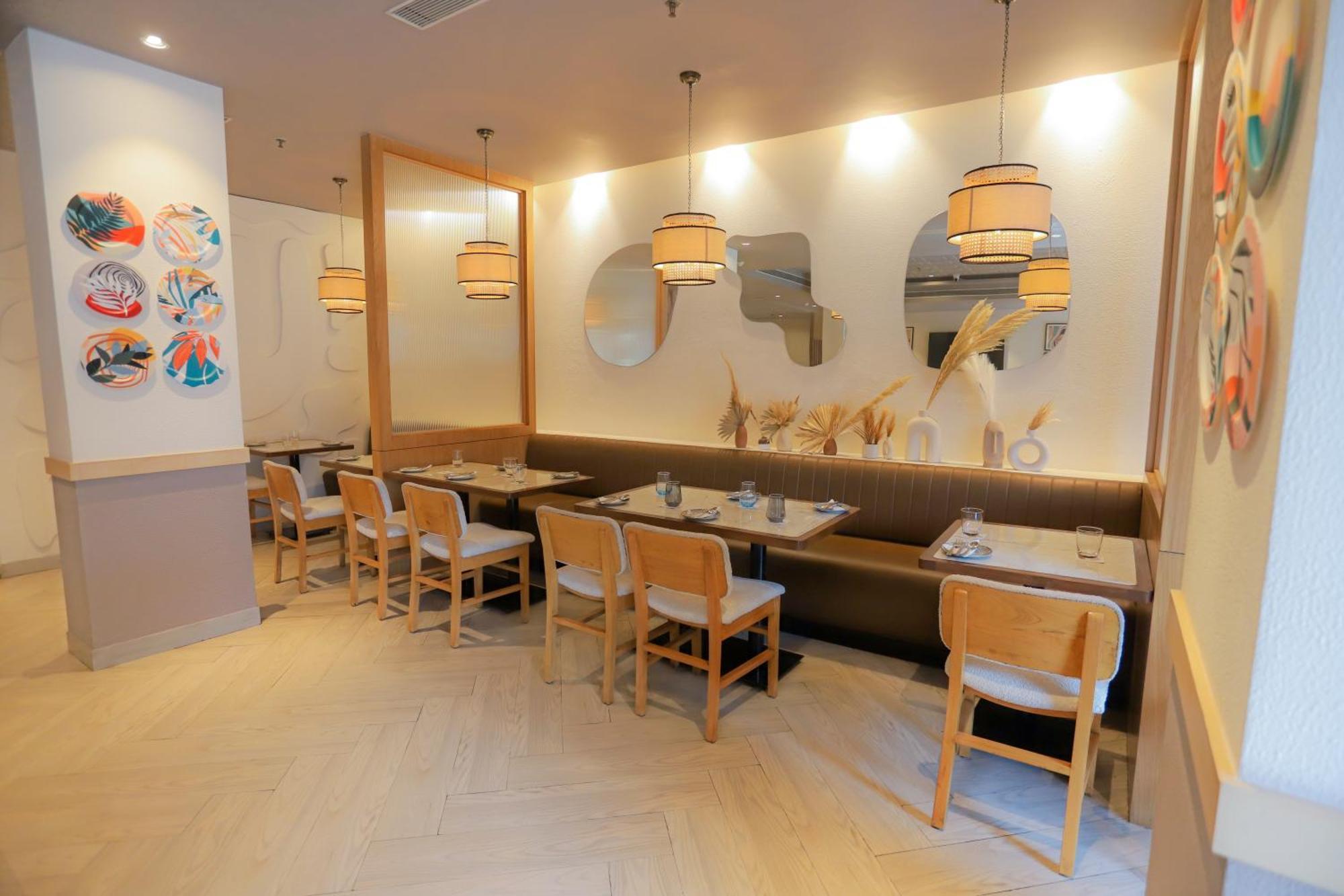 Park Inn By Radisson,South Delhi 新德里 外观 照片 Interior of a restaurant in Tokyo