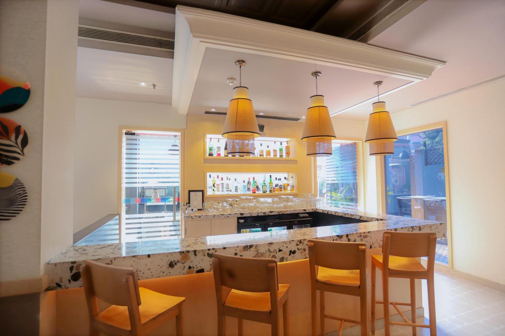 Park Inn By Radisson,South Delhi 新德里 外观 照片 The bar at the hotel