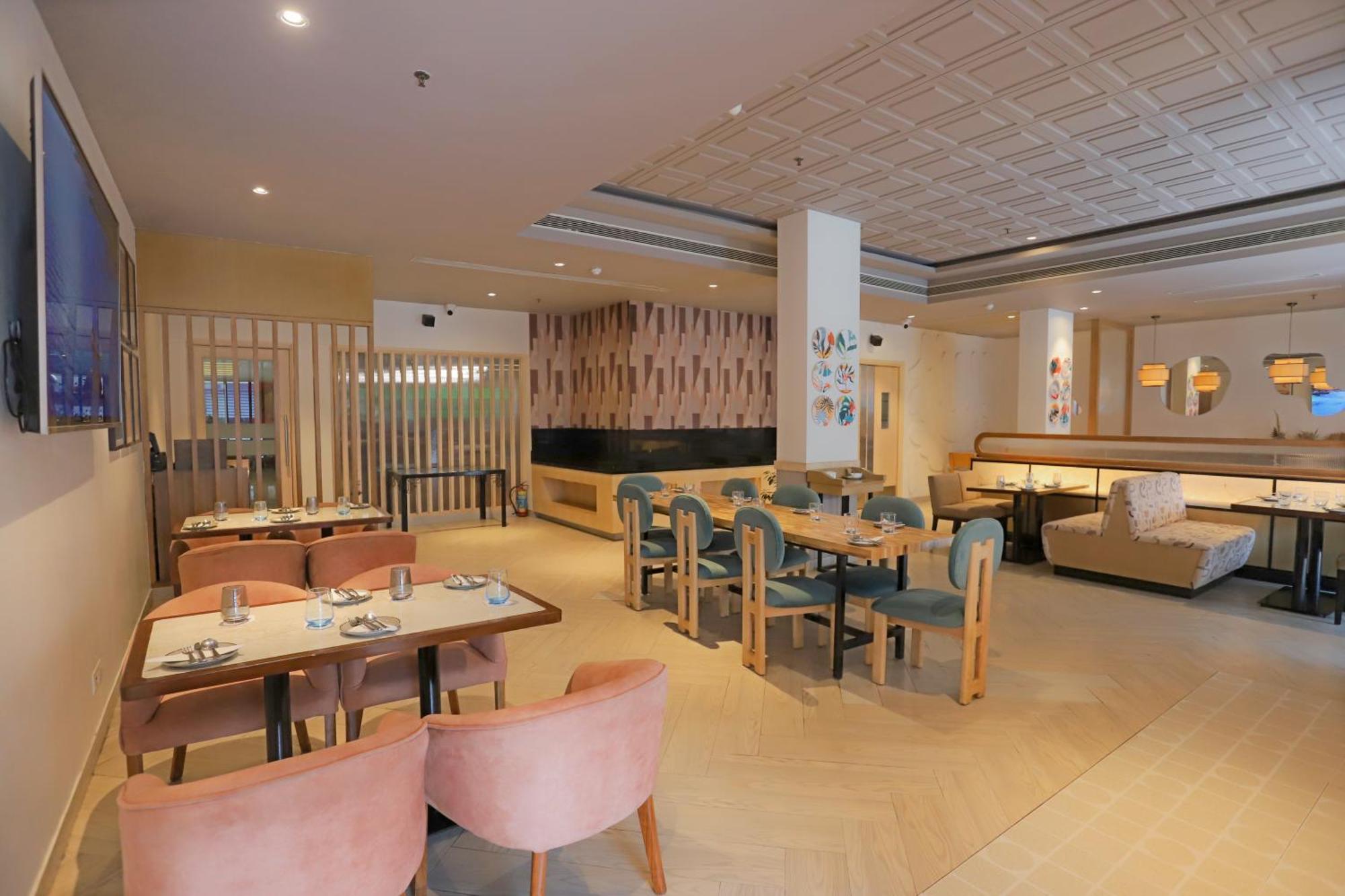 Park Inn By Radisson,South Delhi 新德里 外观 照片 The restaurant at the hotel