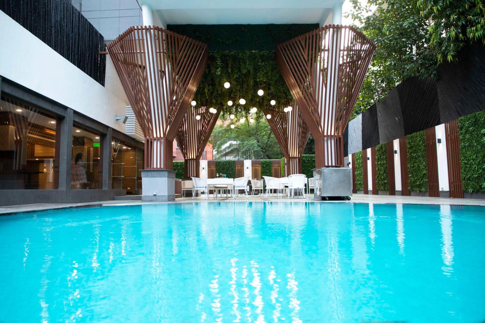 Park Inn By Radisson,South Delhi 新德里 外观 照片 The swimming pool at the hotel