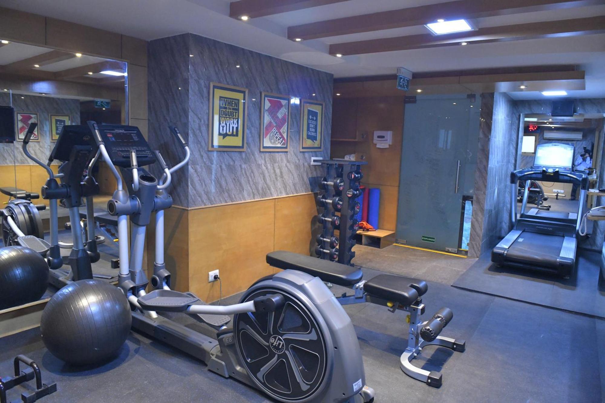 Park Inn By Radisson,South Delhi 新德里 外观 照片 A gym in a hotel