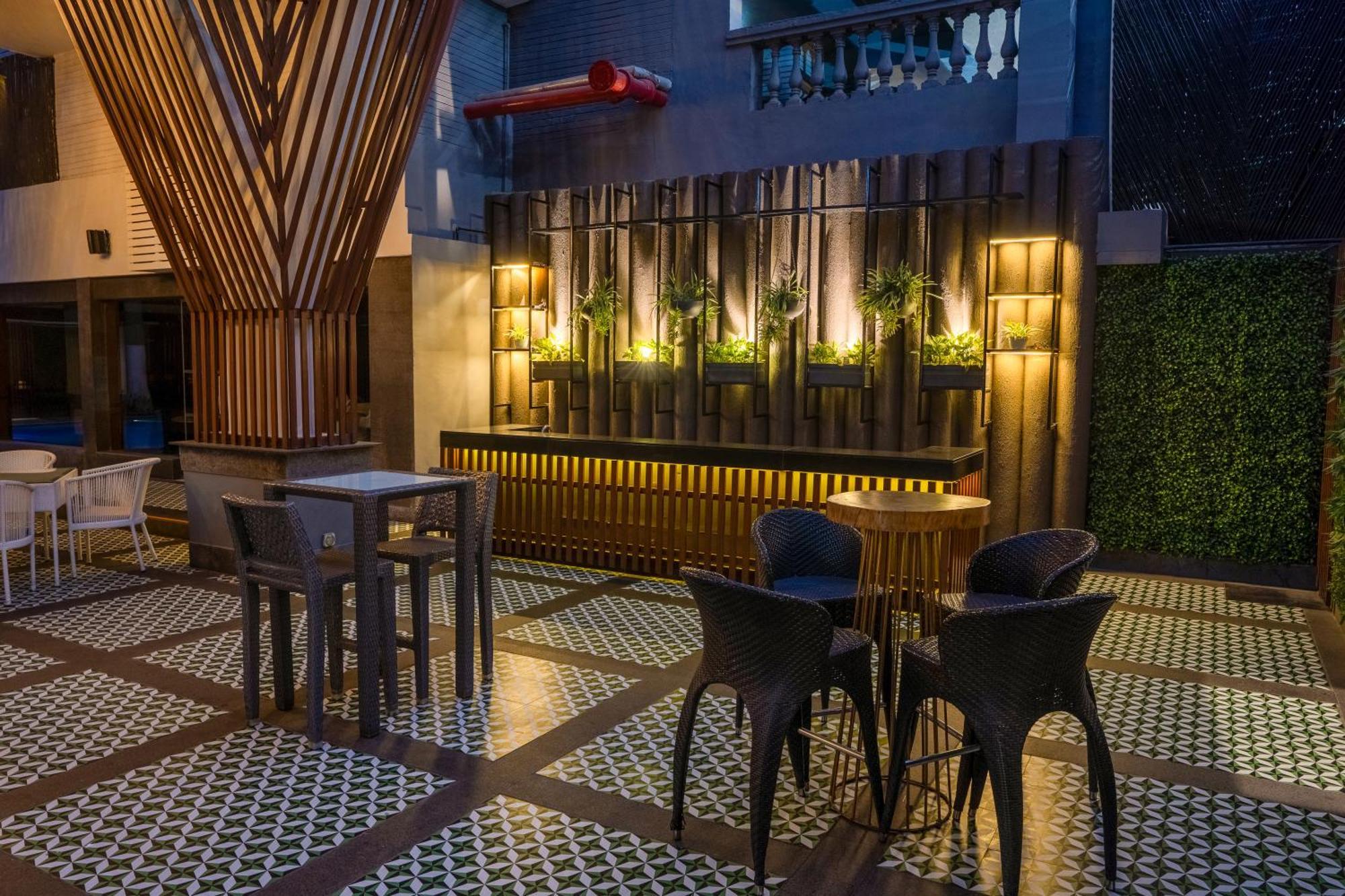 Park Inn By Radisson,South Delhi 新德里 外观 照片 The bar at the hotel