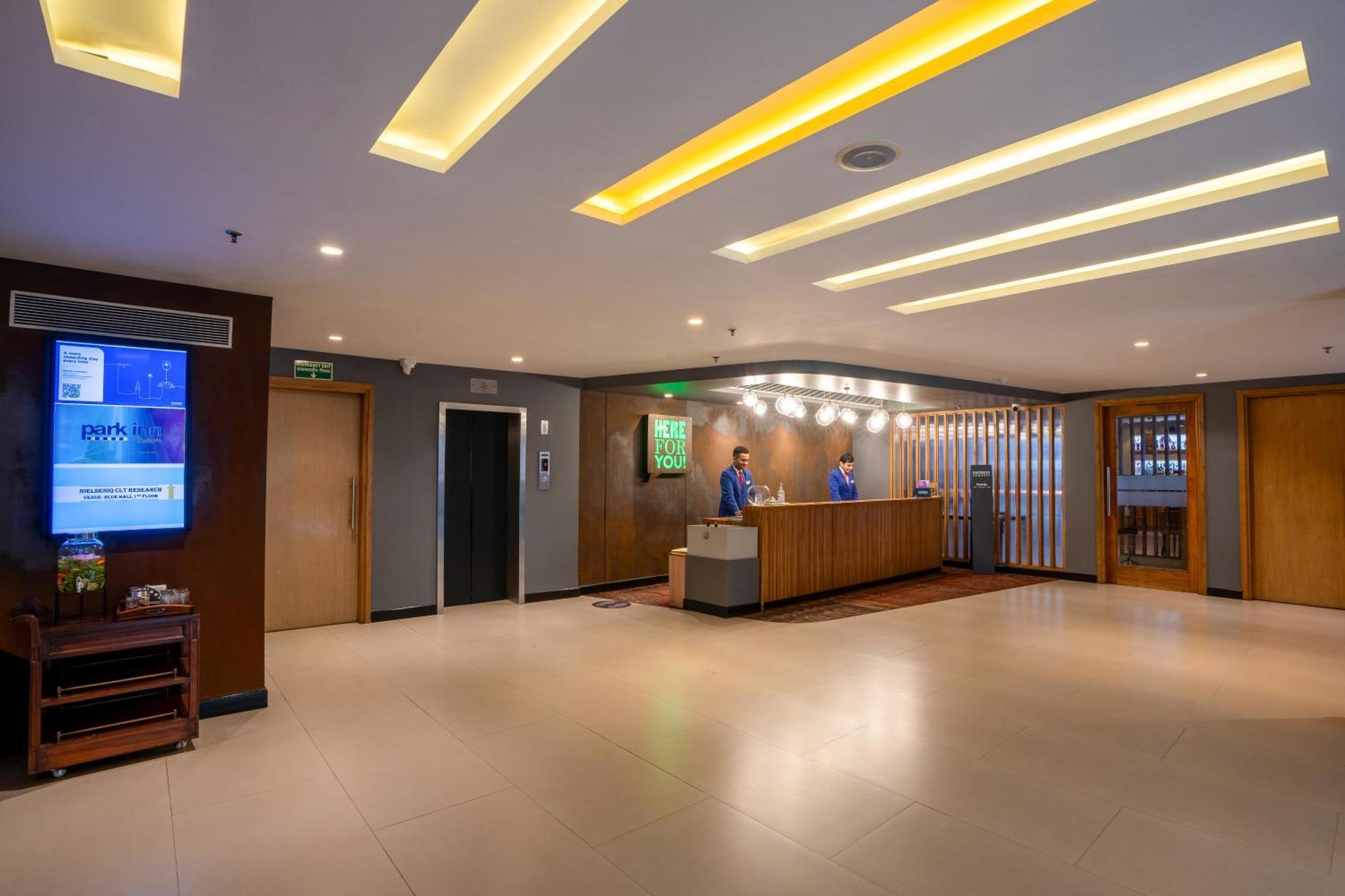 Park Inn By Radisson,South Delhi 新德里 外观 照片 The lobby of the hotel