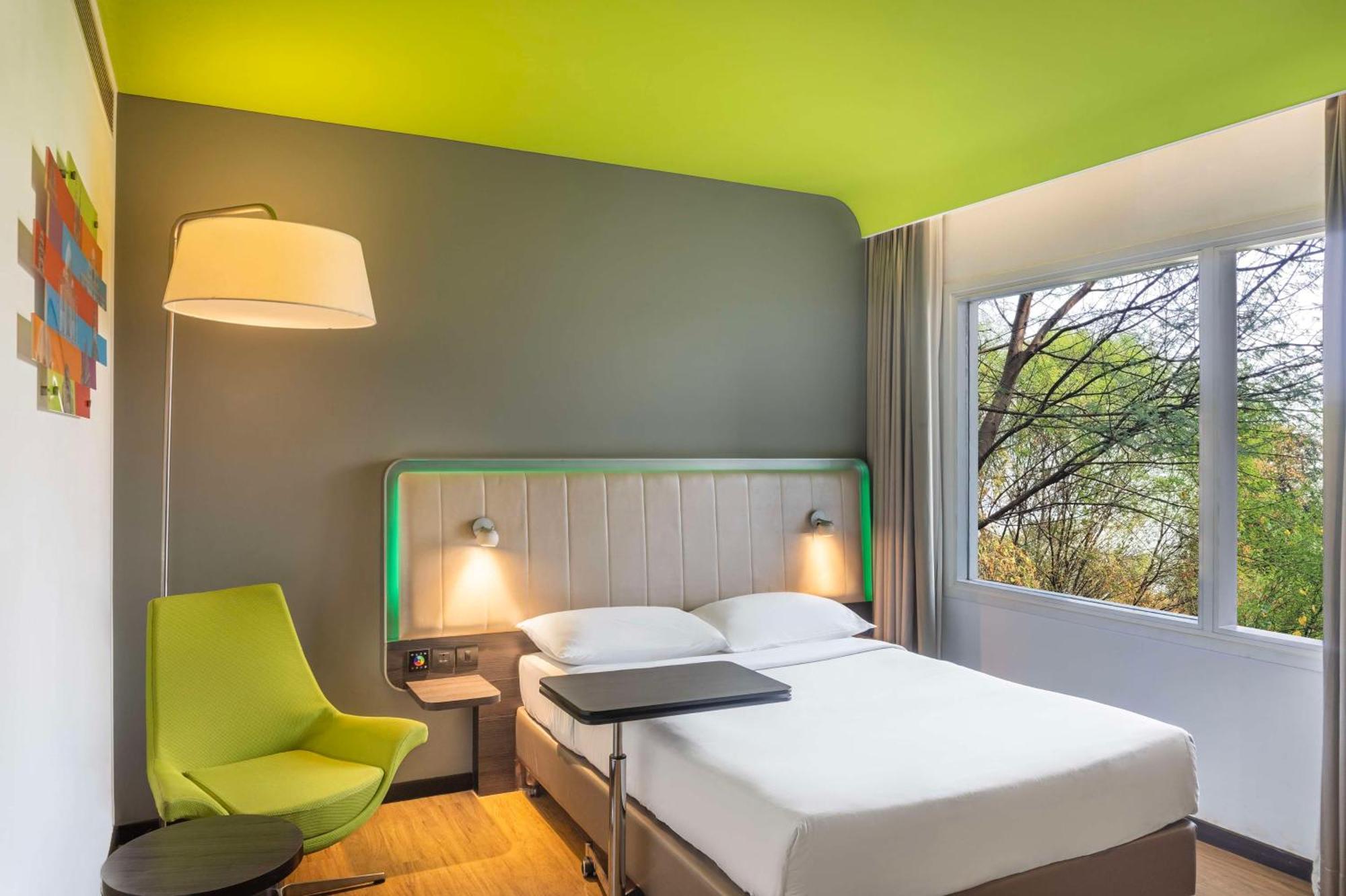 Park Inn By Radisson,South Delhi 新德里 外观 照片 A room at the Ibis Styles in Paris, France